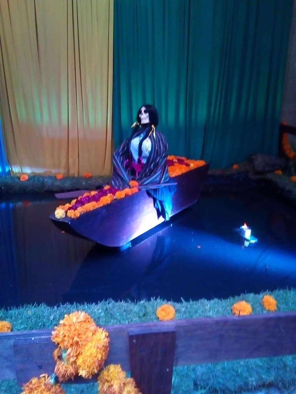 An ofrenda for the Día de Muertos, Mexico. Photograph CC BY-SA 3.0.